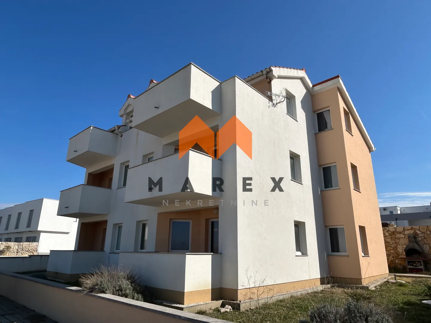 prostrani apartman s pogledom na more u povljani - slika 20