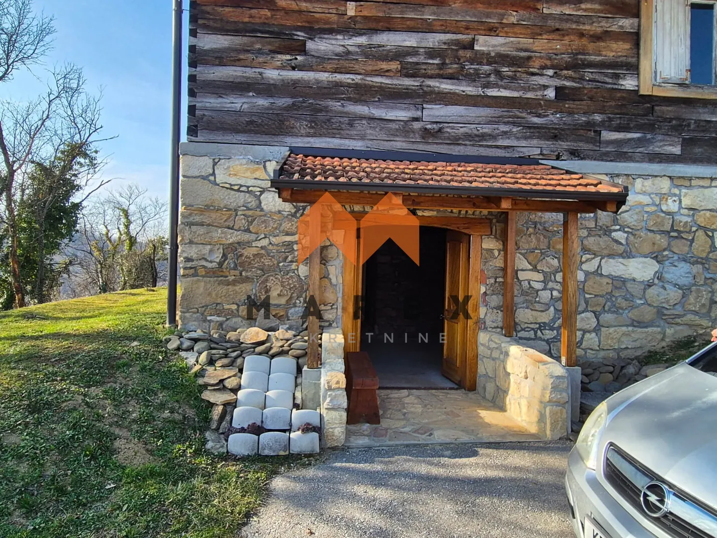 prekrasna kameno drvena kuća - slika 9