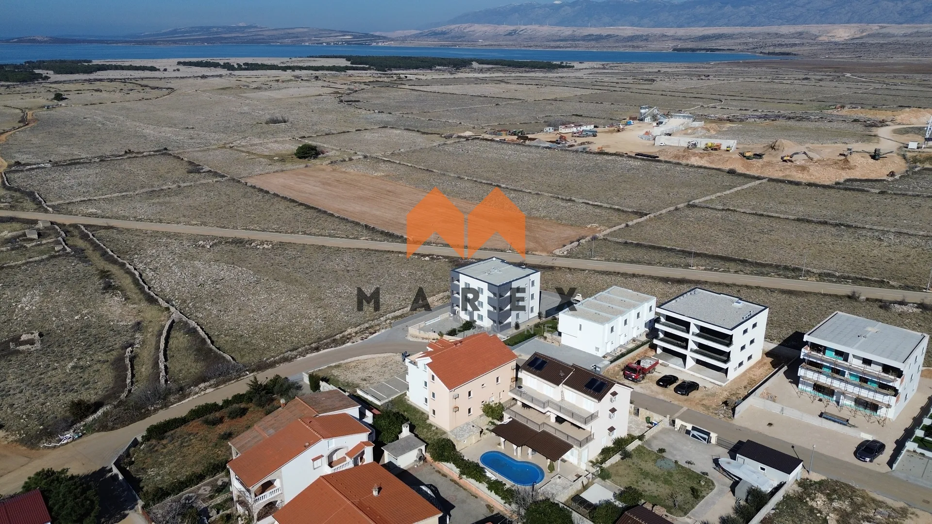 prostrani apartman s pogledom na more u povljani - slika 17
