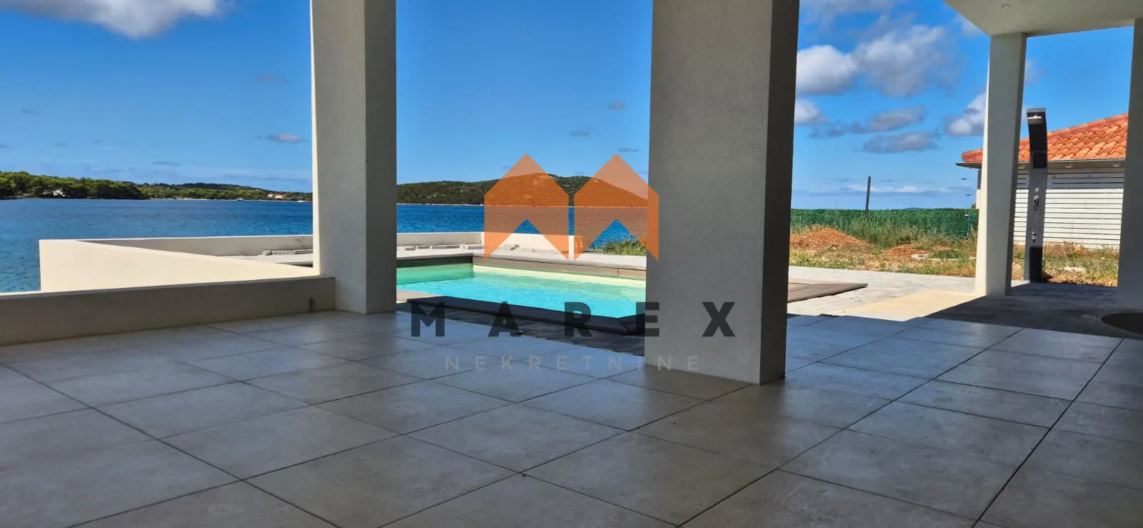 luksuzna novogradnja s bazenom 5 m od mora – dugi otok - slika 3