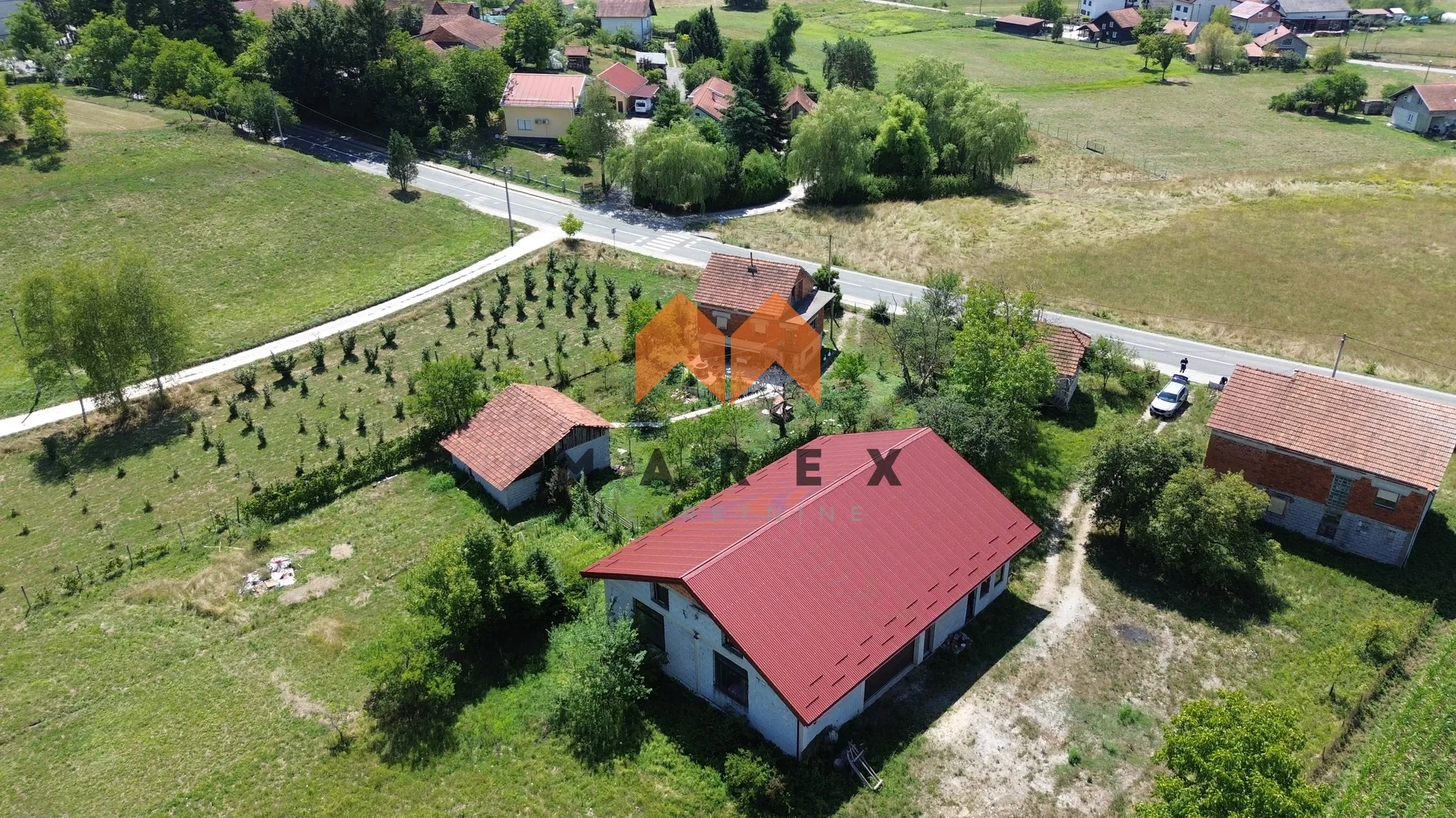 kuća 195m2+poslovna zgrada 340m2+drvena kuća 45m2 - slika 6
