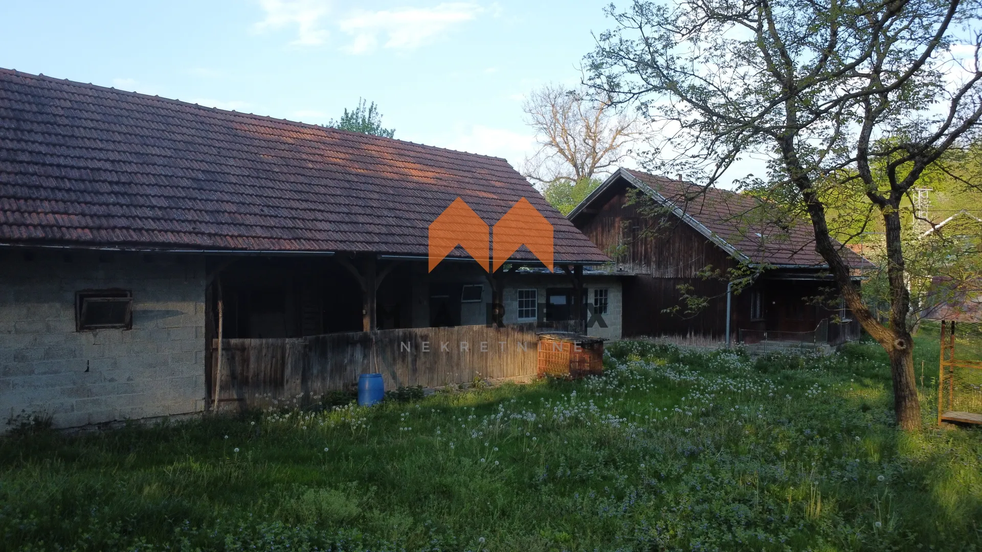 kuća 100 m2 + gospodarski objekt na parceli 2910 m2 - luka - slika 7