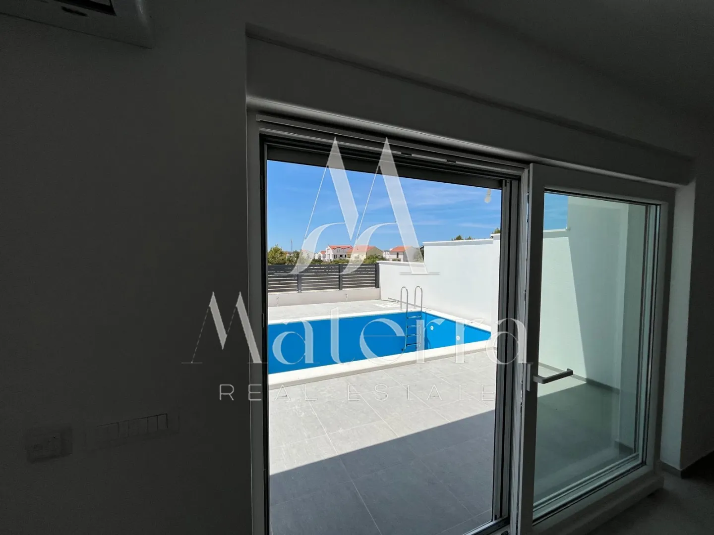vodice, etažni stan sa 3 spavaće sobe, bazen i vrt - c2 - slika 9
