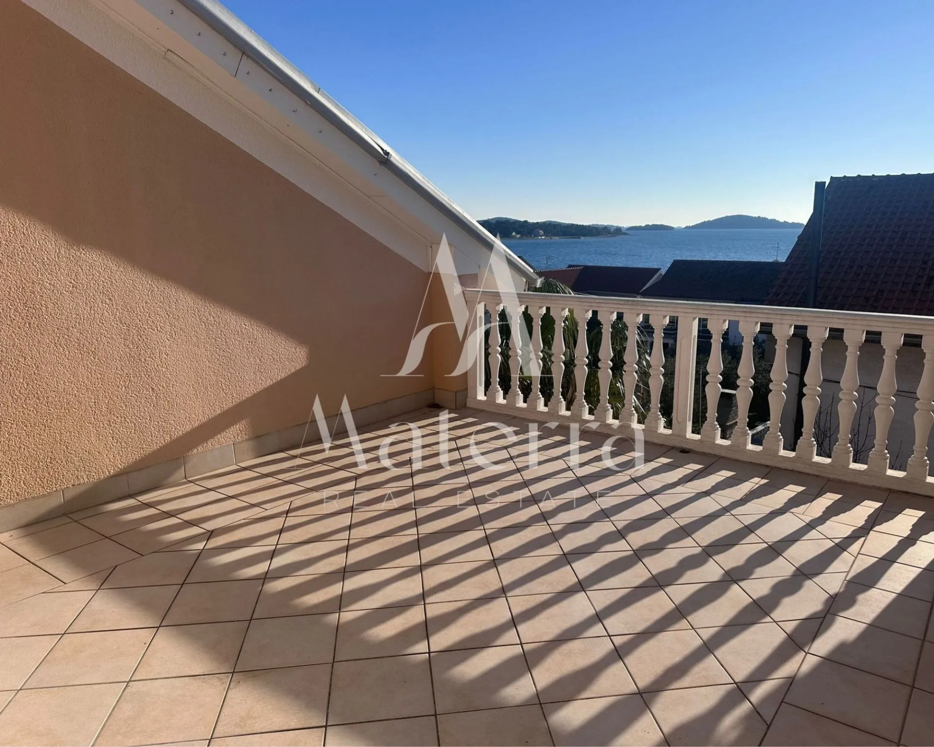prekrasna vila sa 6 apartmana nadomak mora - slika 12