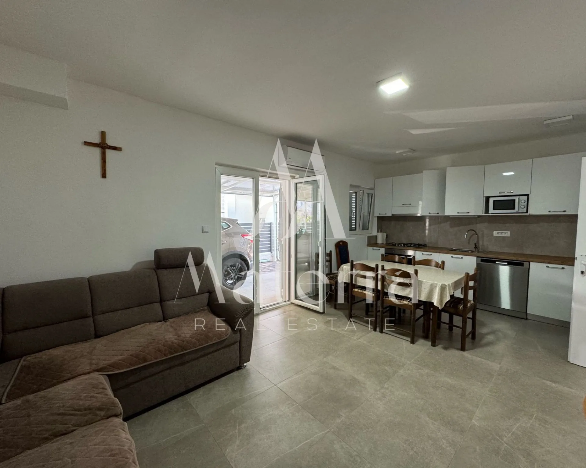 novouređena kuća sa 6 apartmana, plaža 350m - slika 2