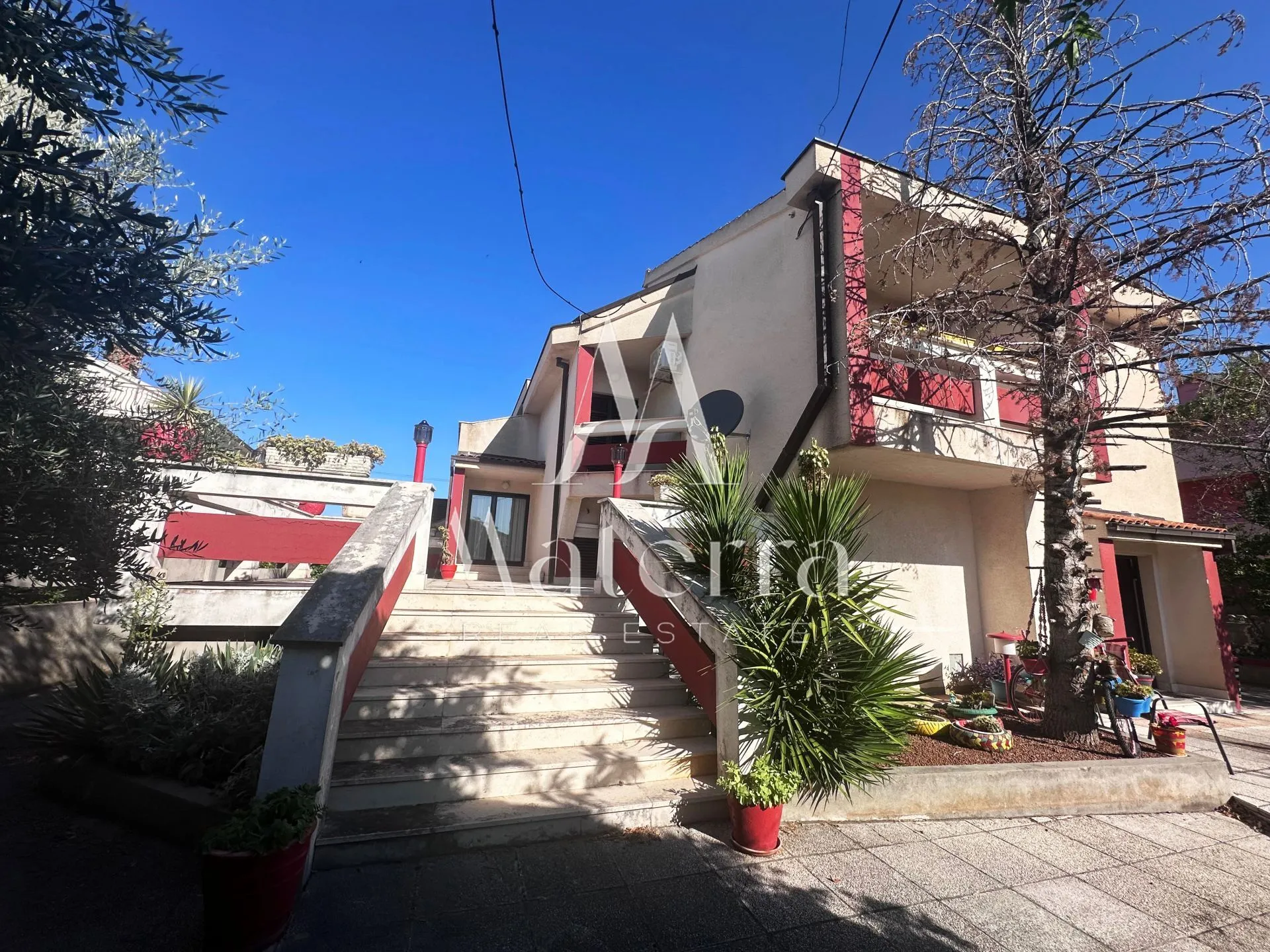 brodarica – kuća 250 m od mora, površina = 454 m² - slika 2