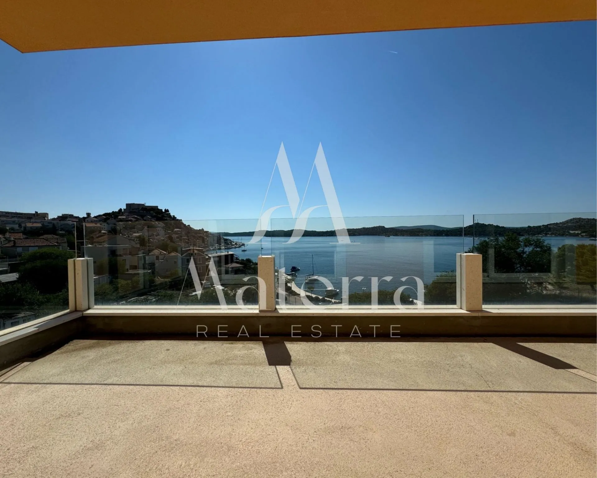 lux stan sa galerijom i pogledom na stari grad i more - slika 12