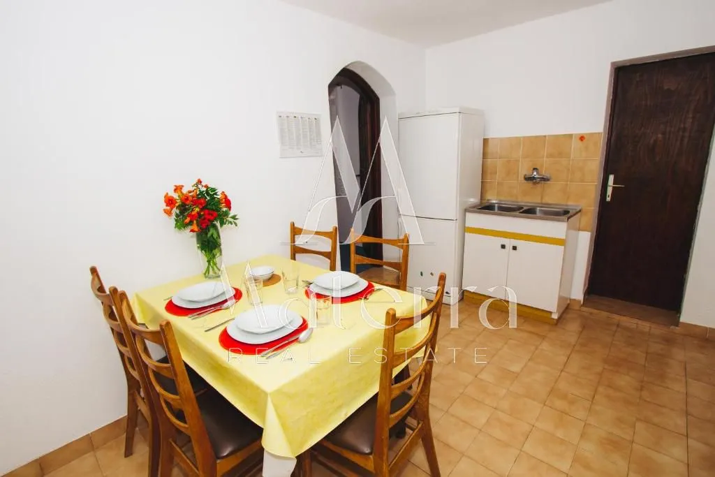 kaprije - kuća sa četiri stambene jedinice - slika 6