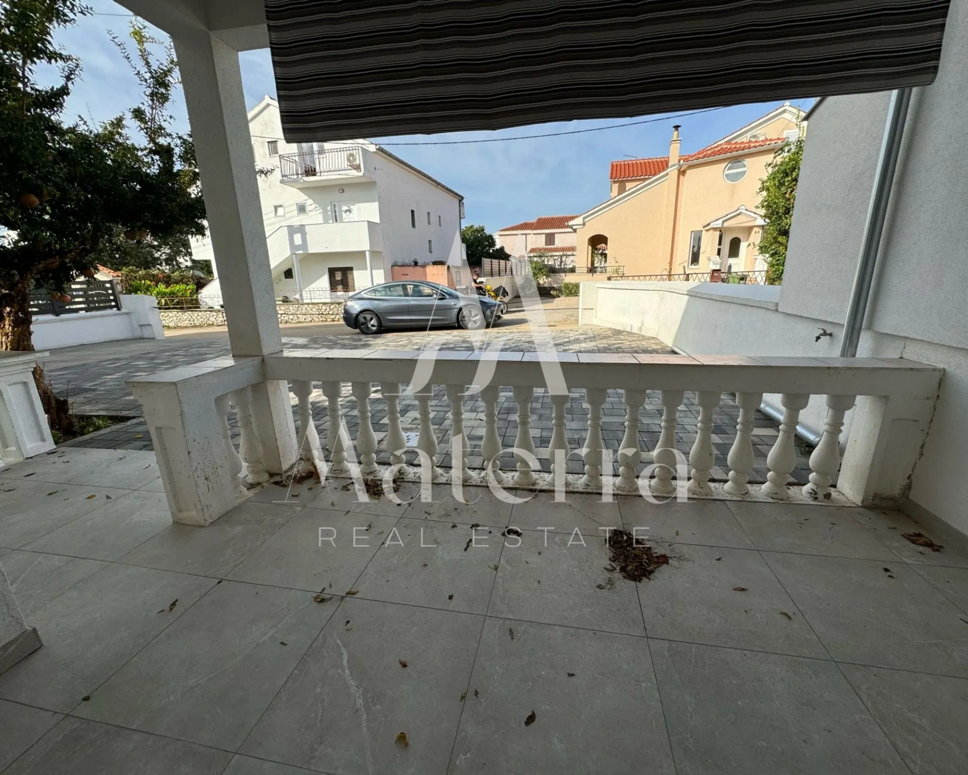 novouređena kuća sa 6 apartmana, plaža 350m - slika 10