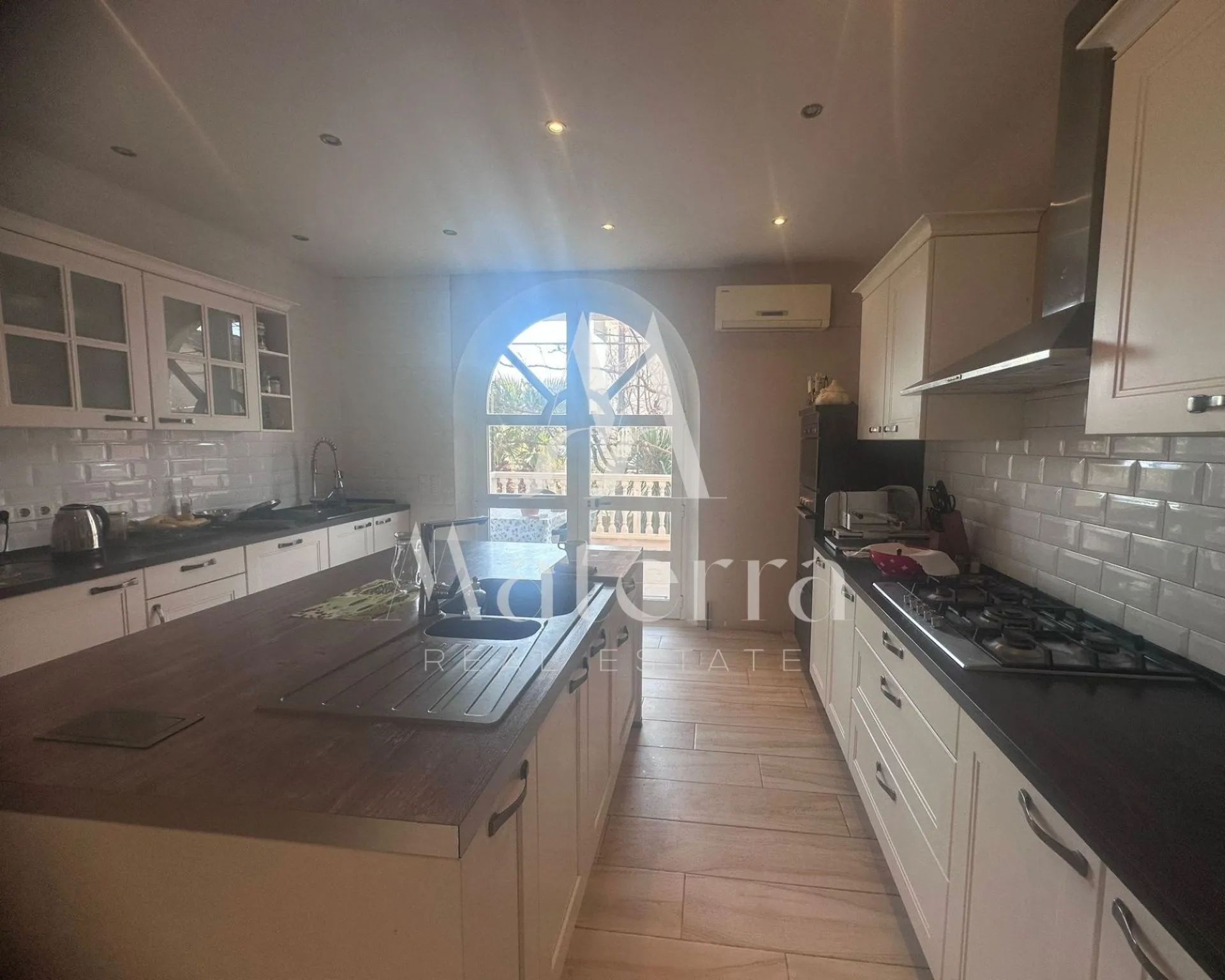 prekrasna vila sa 6 apartmana nadomak mora - slika 5