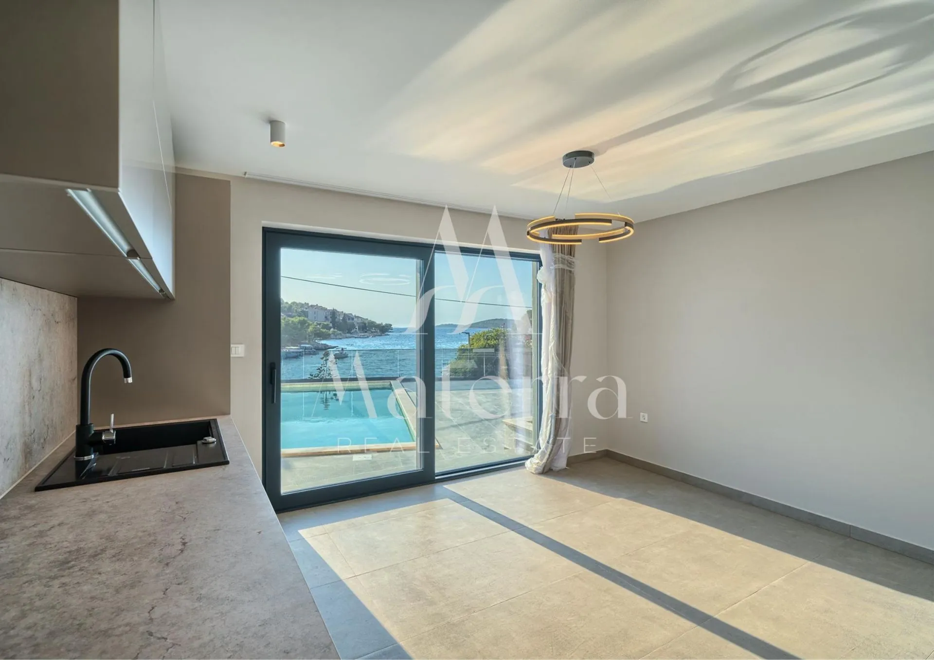 ražanj/prvi red do mora – vila s bazenom - slika 4