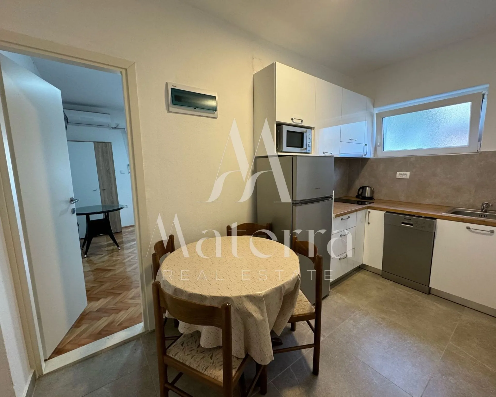 novouređena kuća sa 6 apartmana, plaža 350m - slika 8