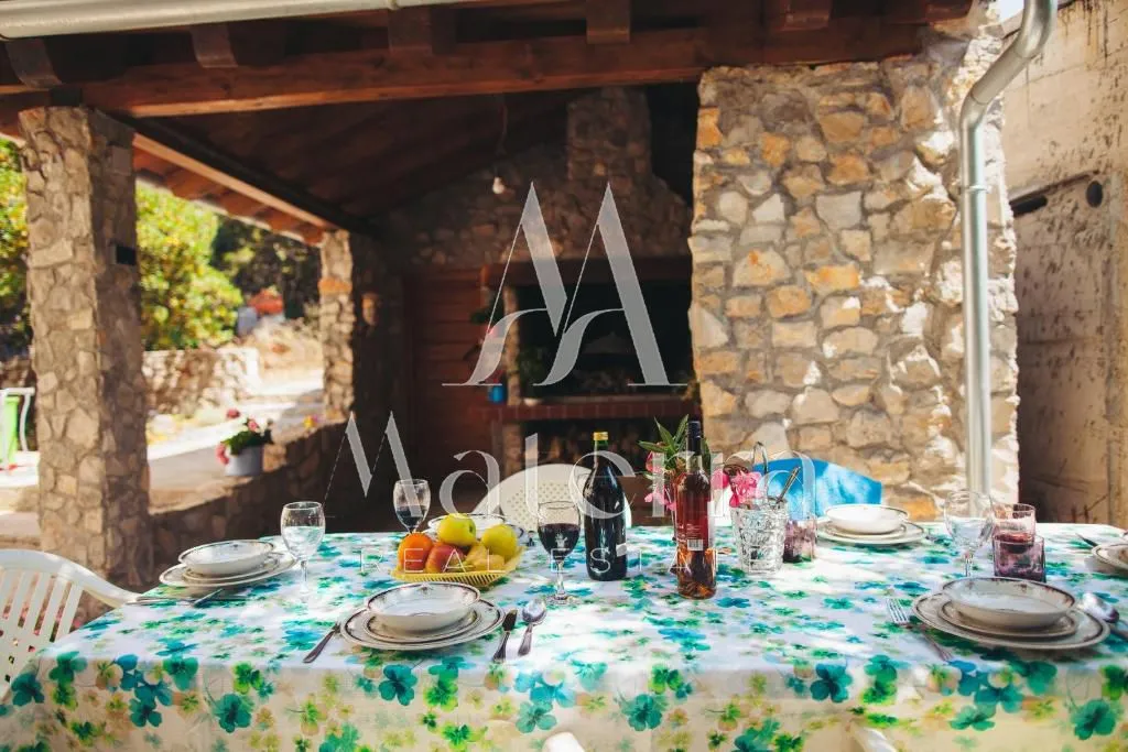 kaprije - kuća sa četiri stambene jedinice - slika 5