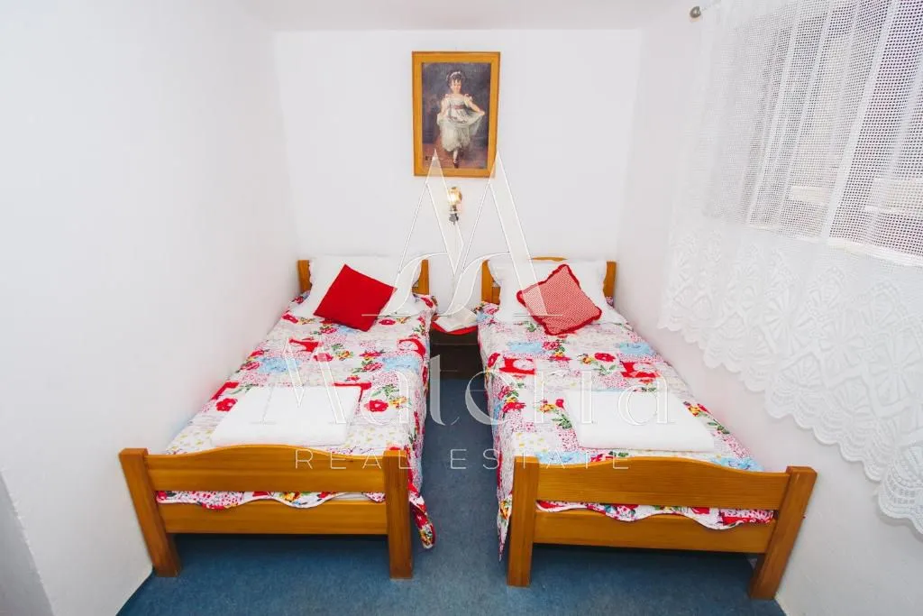 kaprije - kuća sa četiri stambene jedinice - slika 10