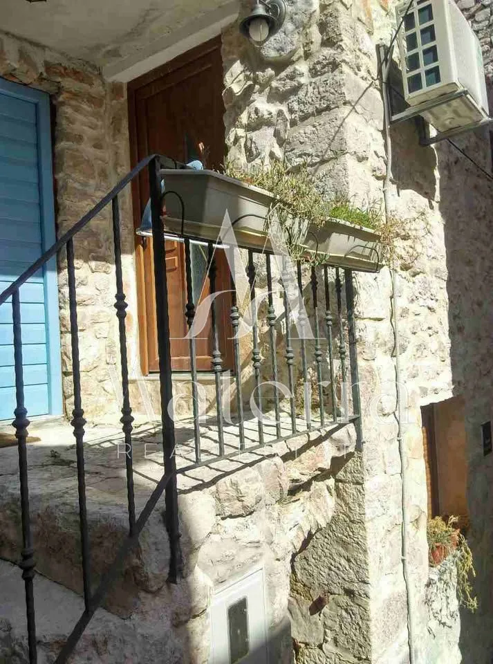 tisno - kamena kuća, 50 m od mora p = 50 m2 - slika 2