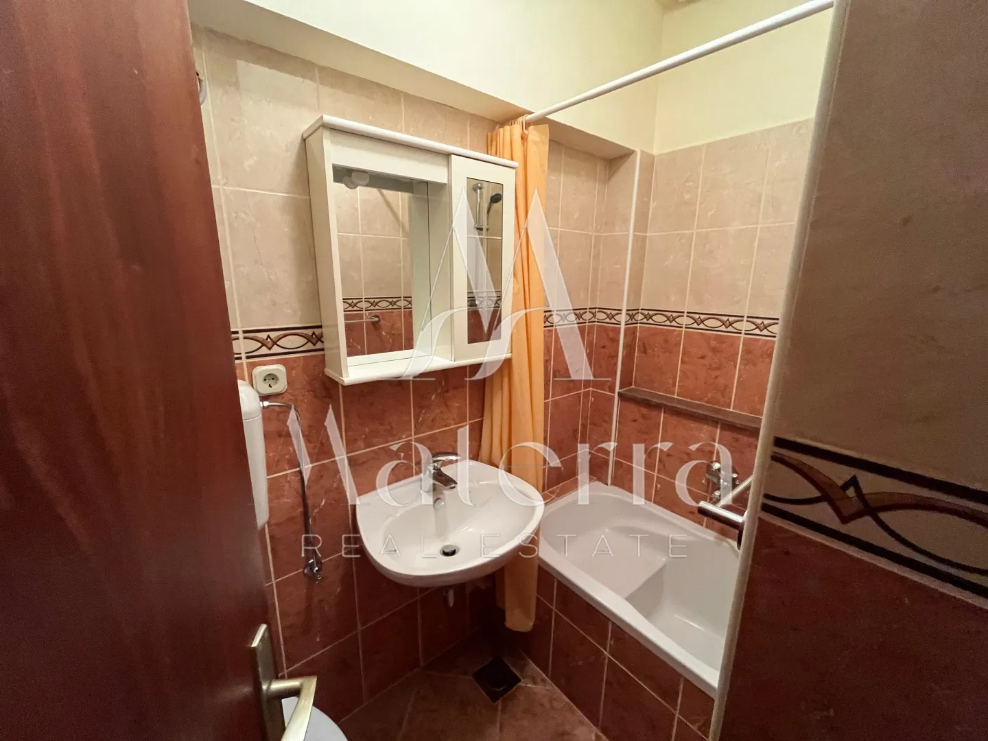 vodice - centar- 2-sobni stan, 150 m od mora - slika 9