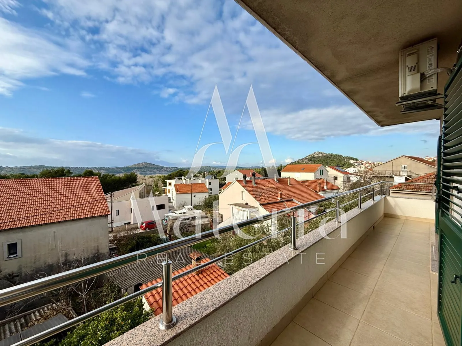 šibenik - dvoetažni stan, garaža, panormaski pogled p = 251.93 m2 - slika 3