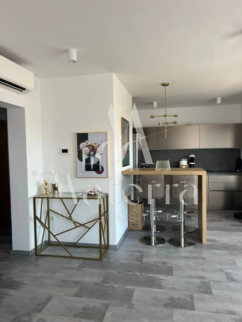 vodice - 2-sobni stan, veliko dvorište, visoko prizemlje - slika 3