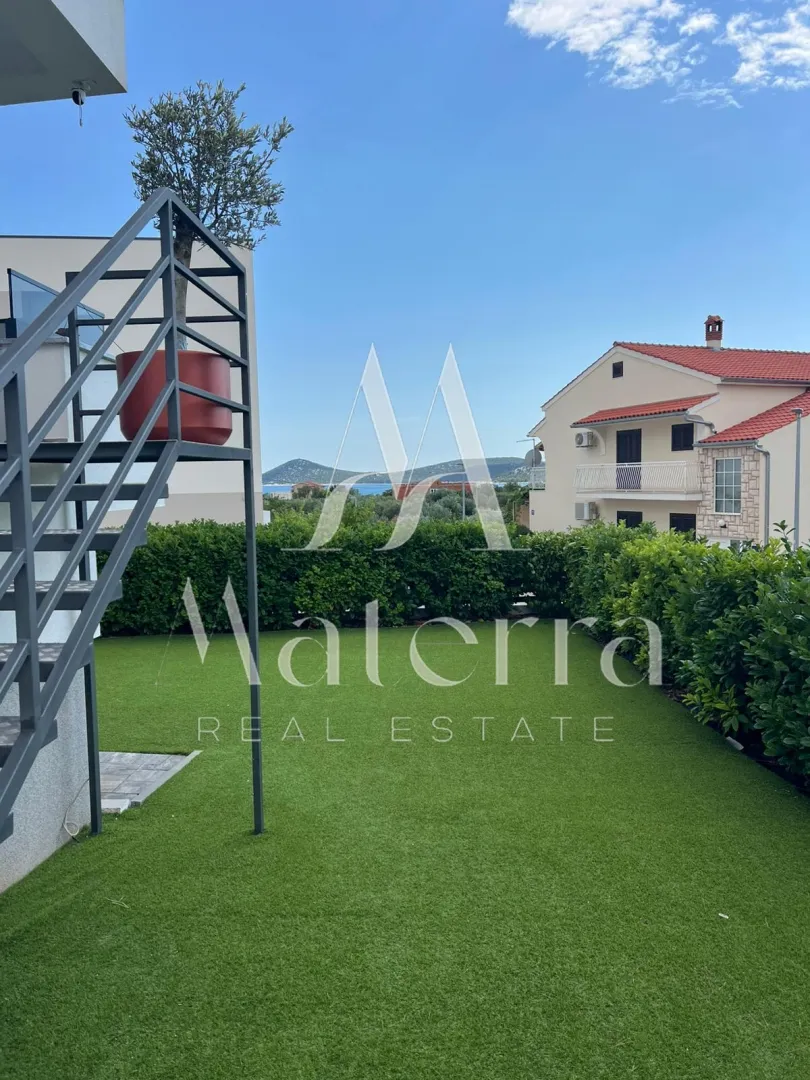 vodice - 2-sobni stan, veliko dvorište, visoko prizemlje - slika 18