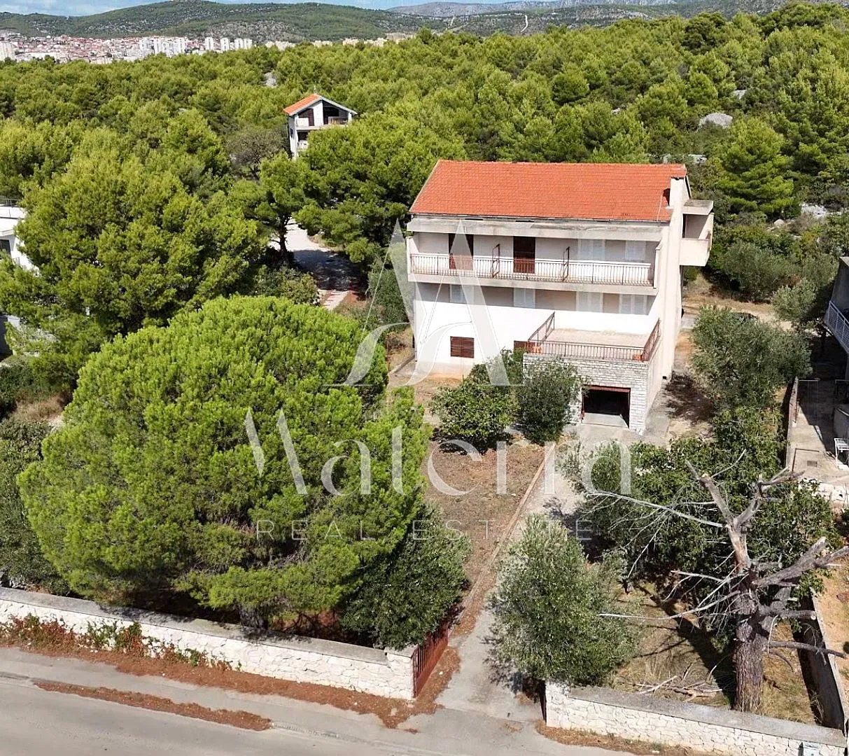 podsolarsko - višestambena kuća p=405 m², parcela=1649 m² - slika 2