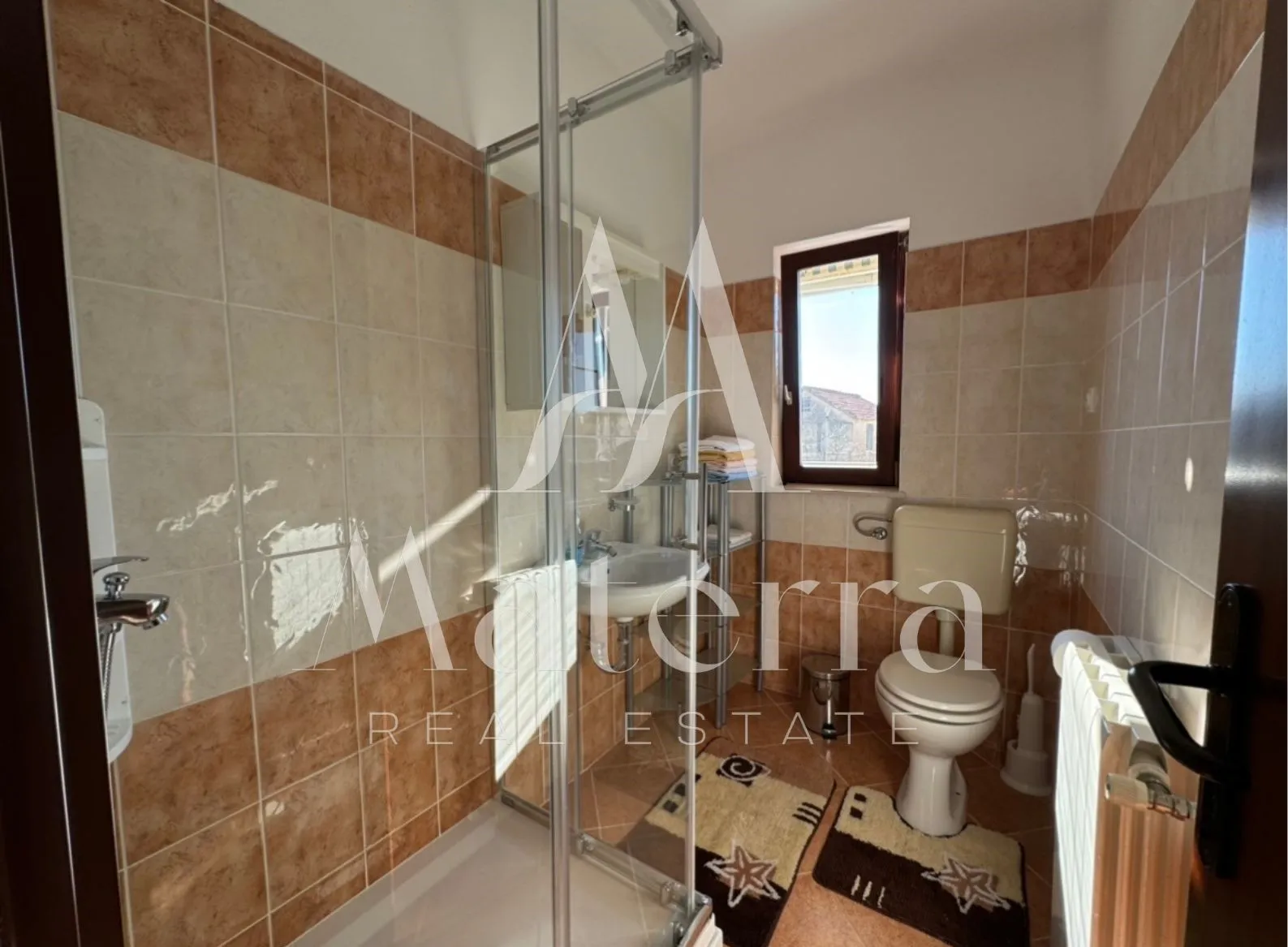 murter, 2-soban stan - 80,05m2 sa terasom, parking, 40om od centra - slika 4