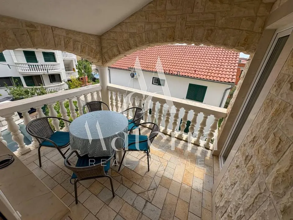 vodice - 2-sobni stan, prvi kat, 180 m od mora - slika 2