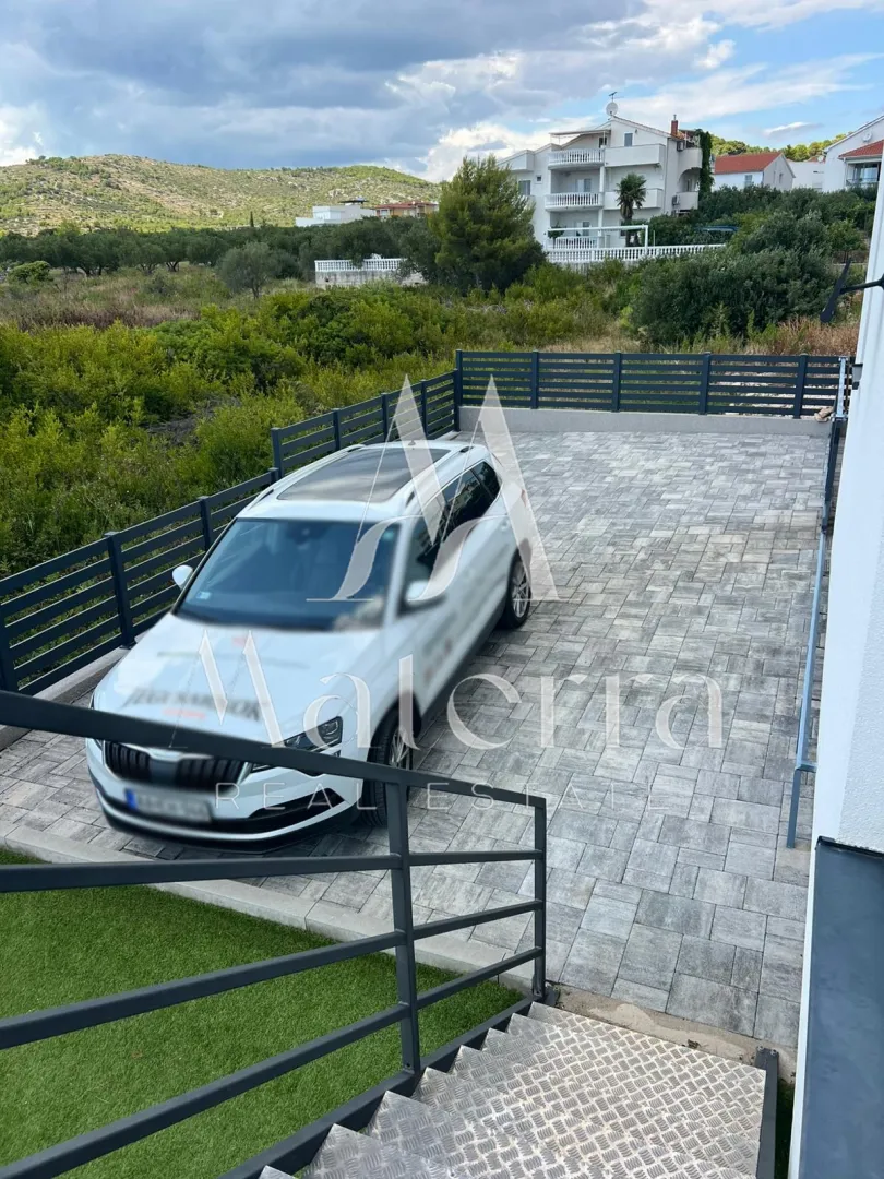 vodice - 2-sobni stan, veliko dvorište, visoko prizemlje - slika 16
