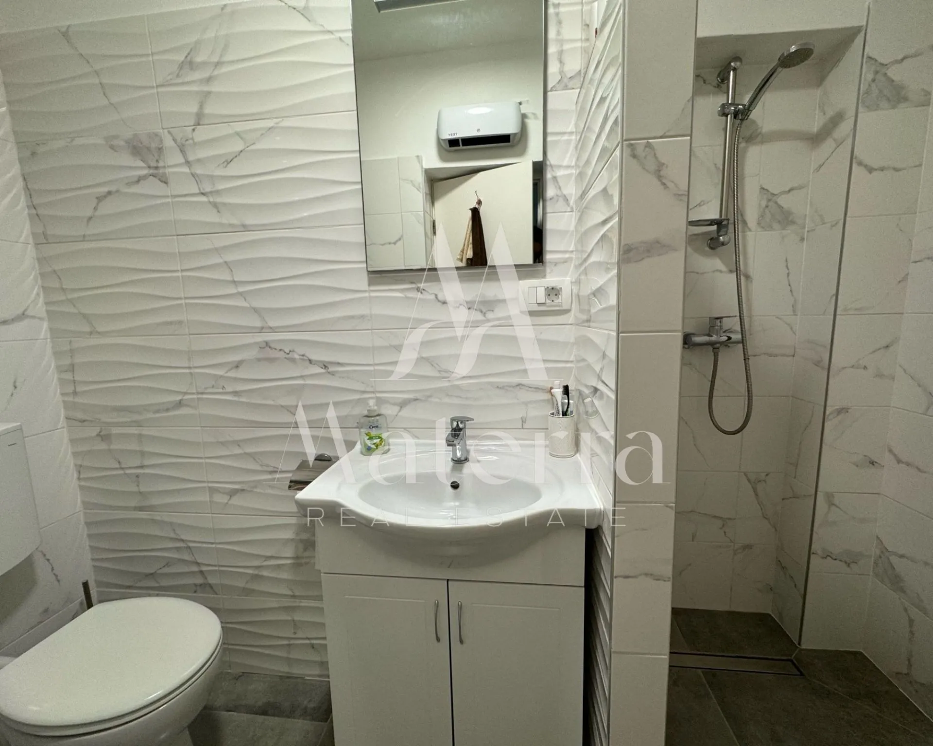 novouređena kuća sa 6 apartmana, plaža 350m - slika 4