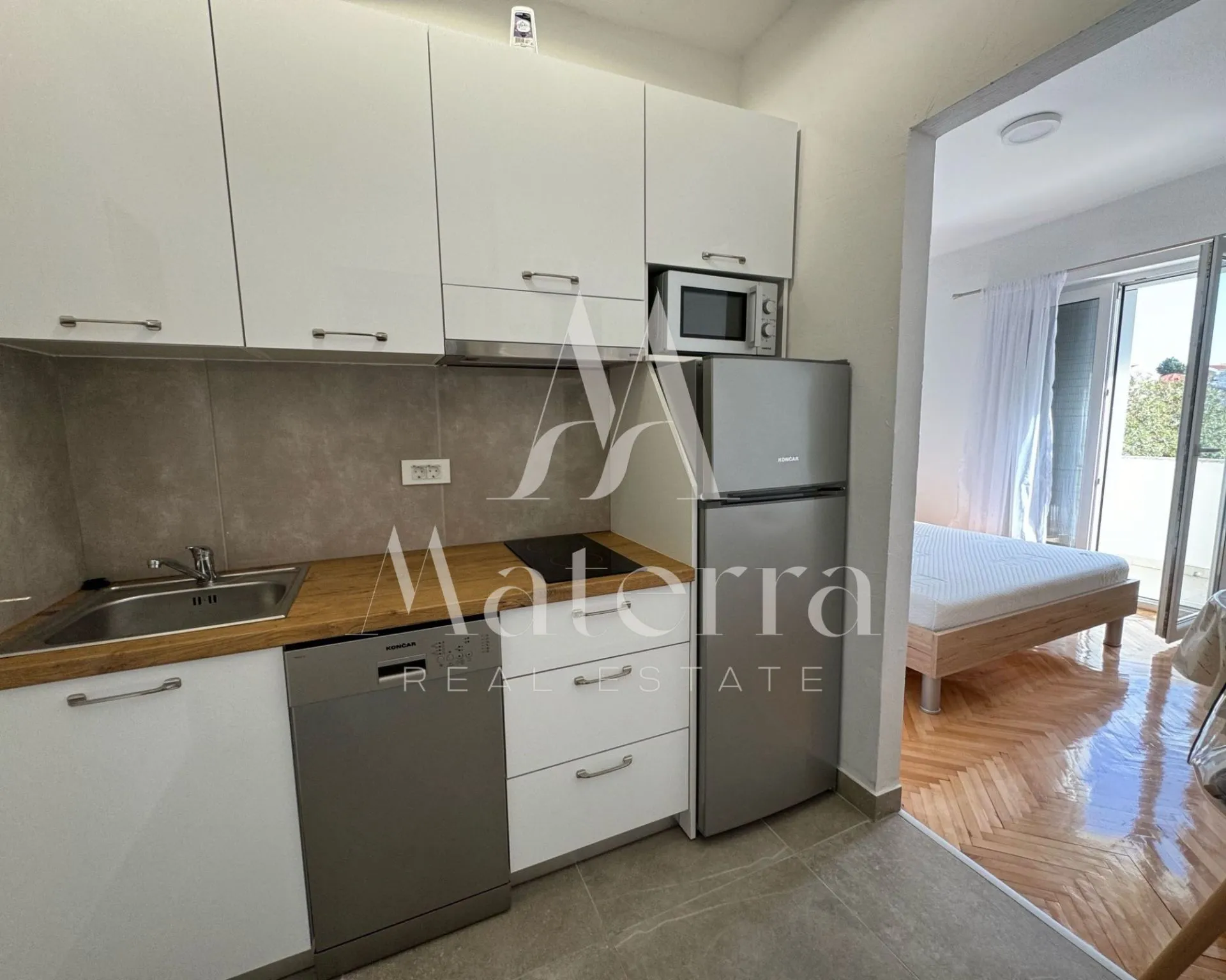 novouređena kuća sa 6 apartmana, plaža 350m - slika 14