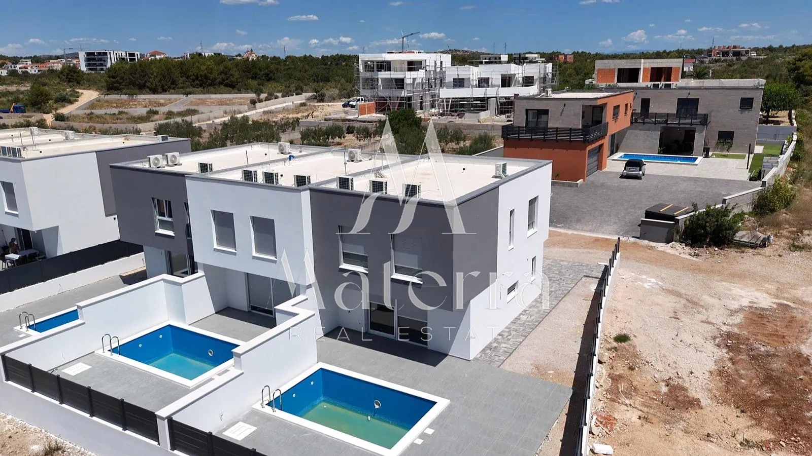 vodice, etažni stan sa 3 spavaće sobe, bazen i vrt - c1 - slika 2