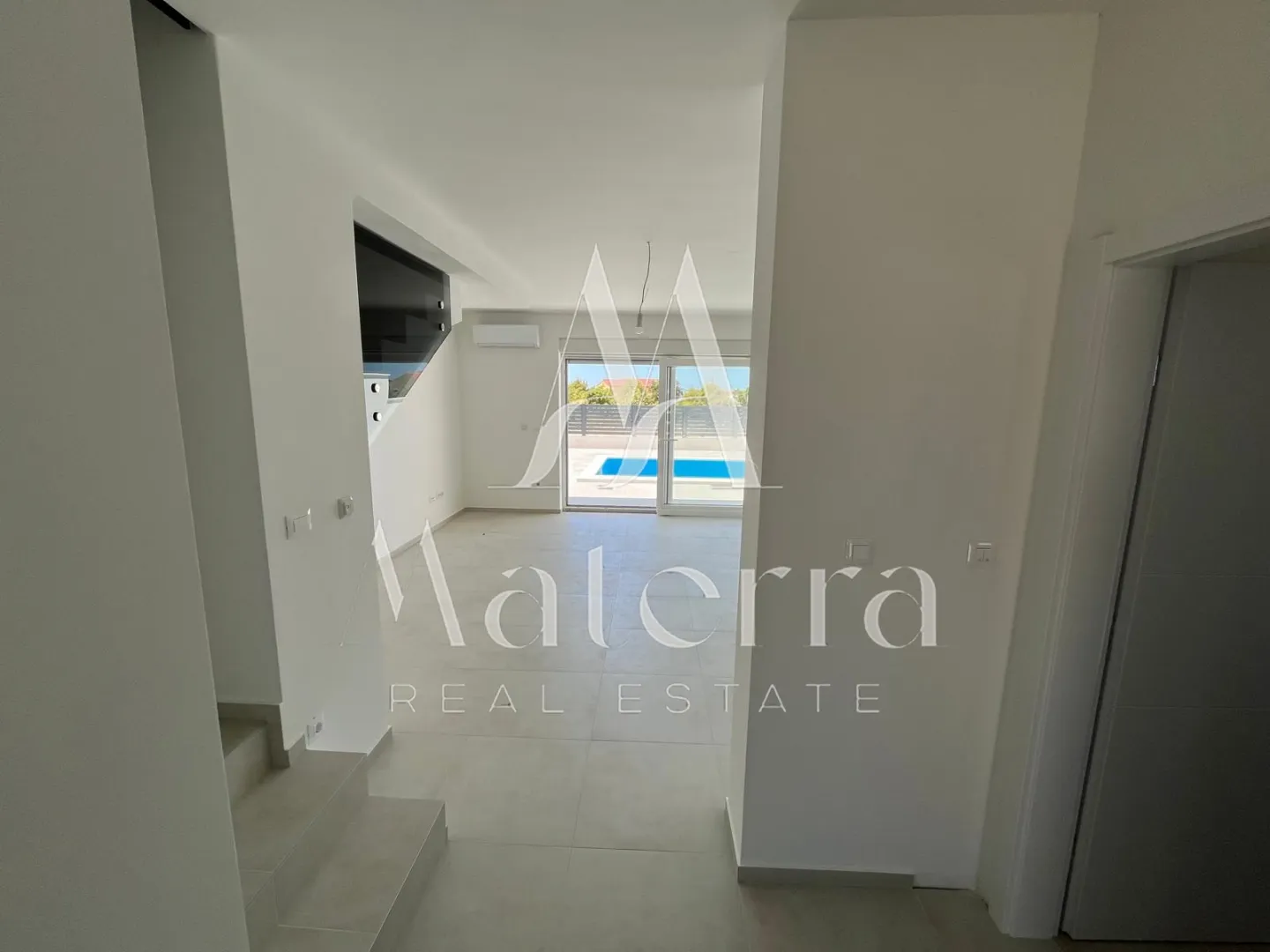 vodice, etažni stan sa 3 spavaće sobe, bazen i vrt - c2 - slika 10