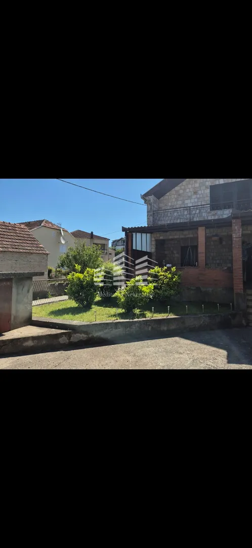 sniženo useljiva kuća na prodaju, staševica, 204m2, okućnica 350m2 - slika 21