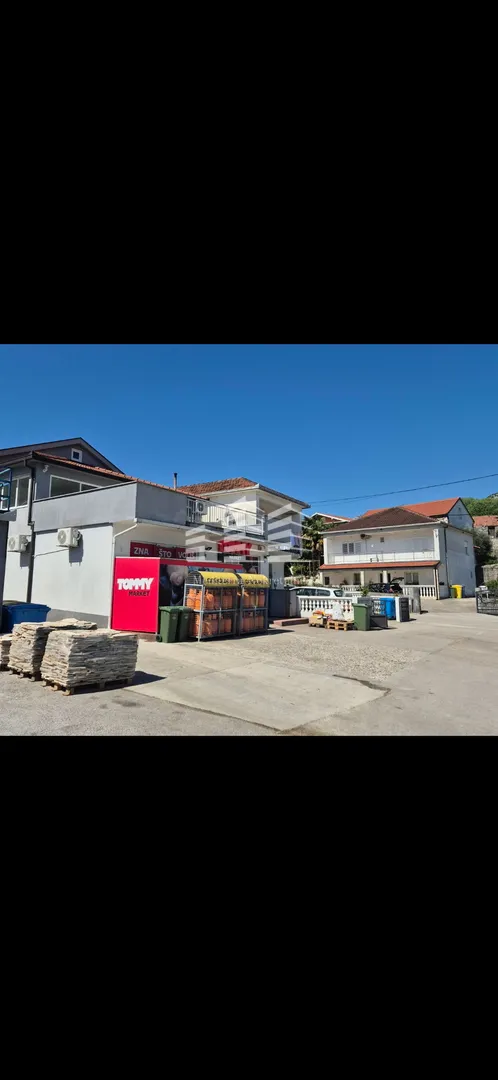 sniženo useljiva kuća na prodaju, staševica, 204m2, okućnica 350m2 - slika 11