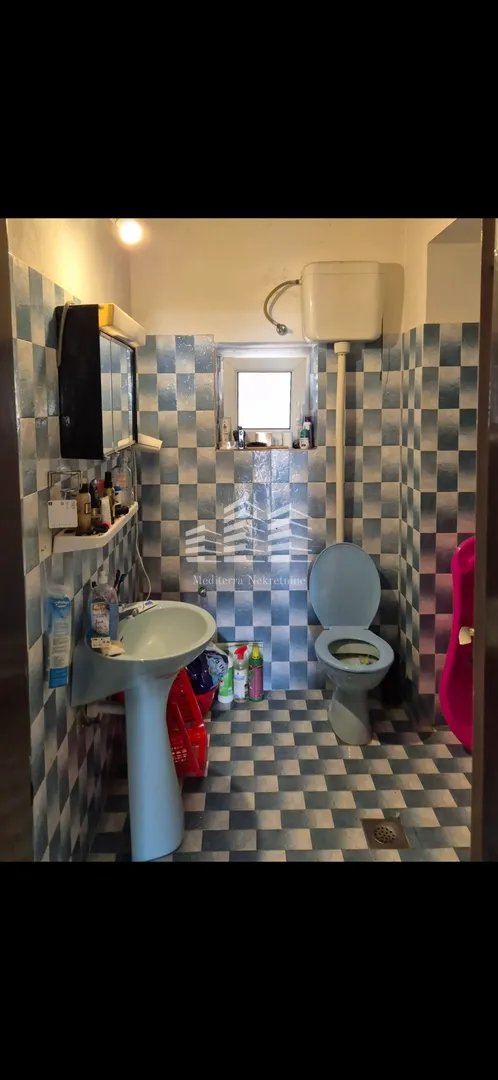 sniženo useljiva kuća na prodaju, staševica, 204m2, okućnica 350m2 - slika 34