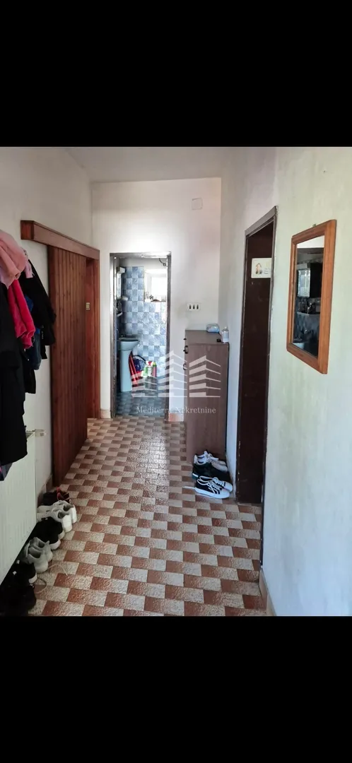 sniženo useljiva kuća na prodaju, staševica, 204m2, okućnica 350m2 - slika 31