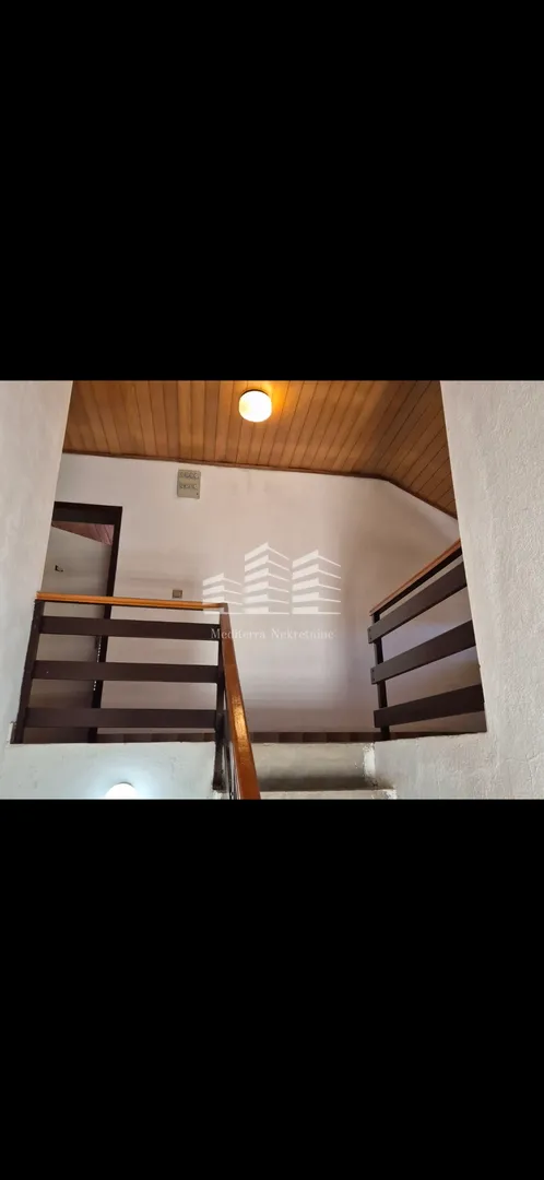 sniženo useljiva kuća na prodaju, staševica, 204m2, okućnica 350m2 - slika 37