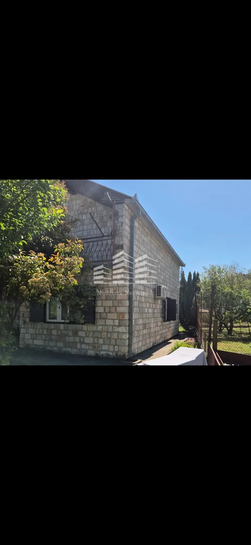 sniženo useljiva kuća na prodaju, staševica, 204m2, okućnica 350m2 - slika 17