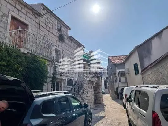 sniženo - kamena kuća sućuraj 110 m2, + građ. 200m2, + polj. 800m2 - slika 4