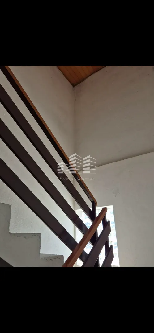 sniženo useljiva kuća na prodaju, staševica, 204m2, okućnica 350m2 - slika 36