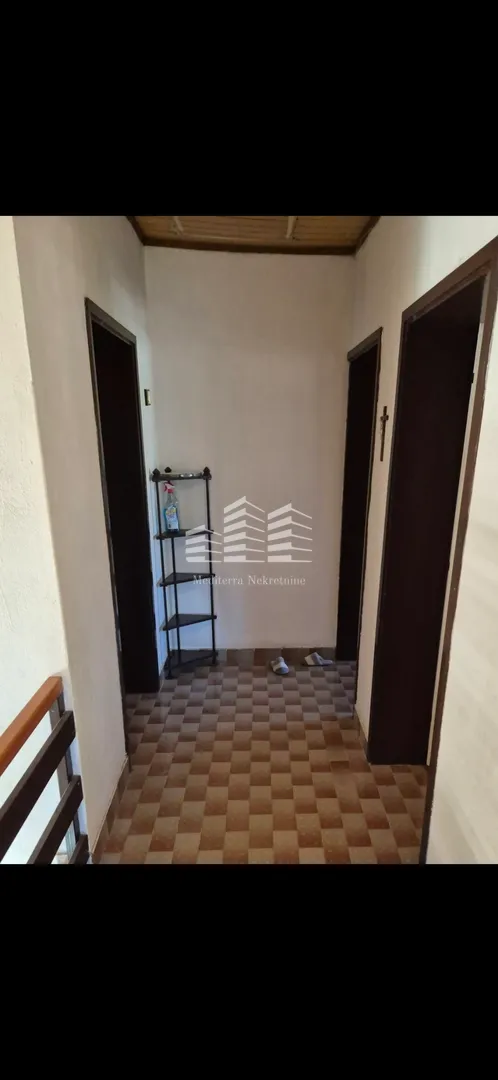 sniženo useljiva kuća na prodaju, staševica, 204m2, okućnica 350m2 - slika 38