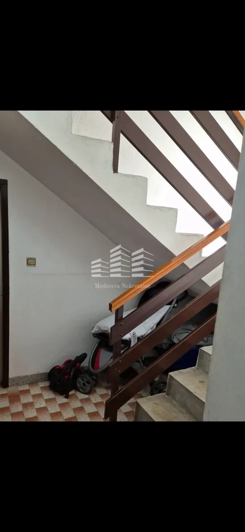sniženo useljiva kuća na prodaju, staševica, 204m2, okućnica 350m2 - slika 35