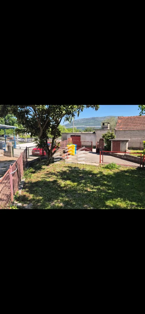 sniženo useljiva kuća na prodaju, staševica, 204m2, okućnica 350m2 - slika 15