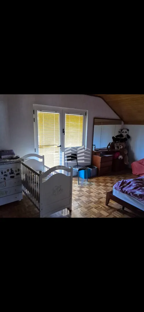 sniženo useljiva kuća na prodaju, staševica, 204m2, okućnica 350m2 - slika 41