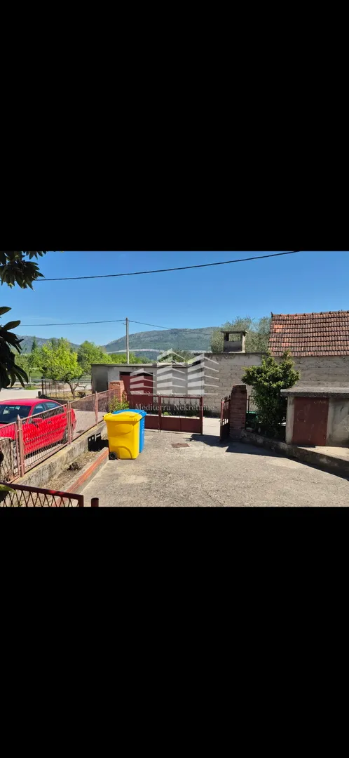 sniženo useljiva kuća na prodaju, staševica, 204m2, okućnica 350m2 - slika 18