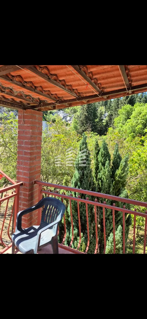 sniženo useljiva kuća na prodaju, staševica, 204m2, okućnica 350m2 - slika 46