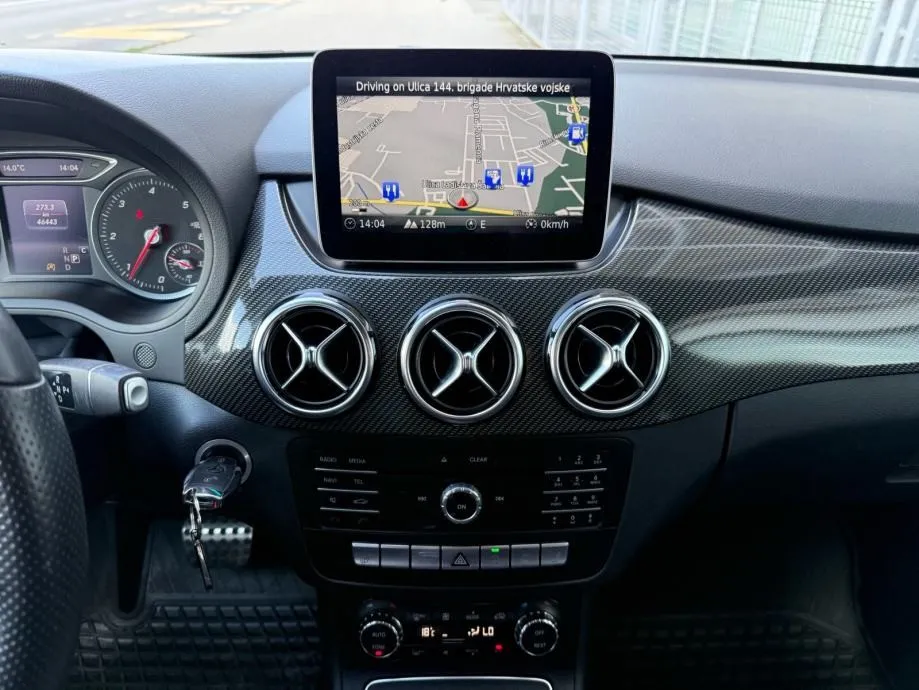 mercedes b200d automatik amg °navi°kamera°panorama°alcantara°nije uvoz - slika 14