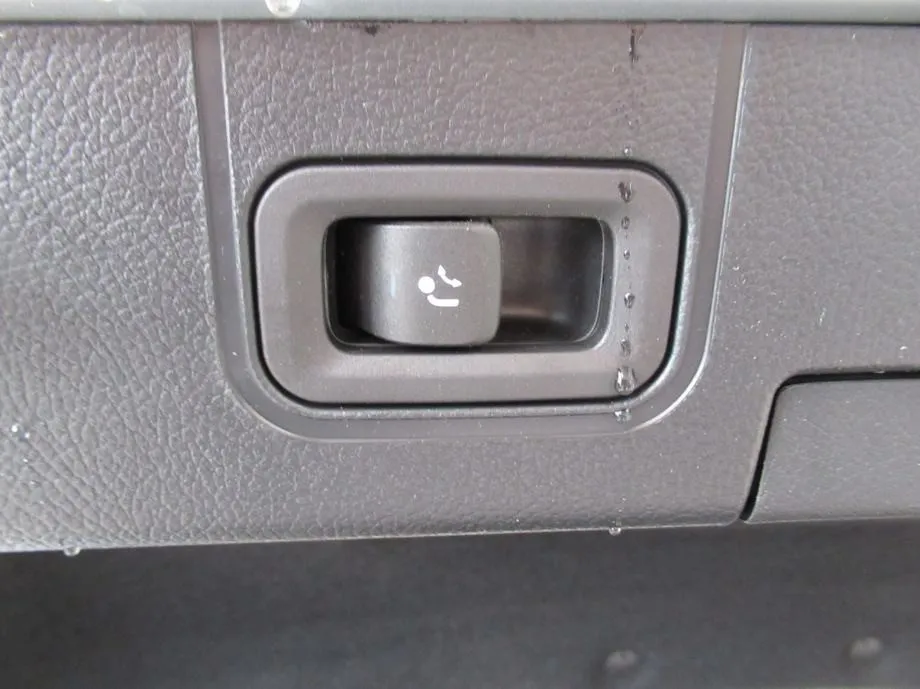 mercedes-benz cla 180 progressive - slika 17