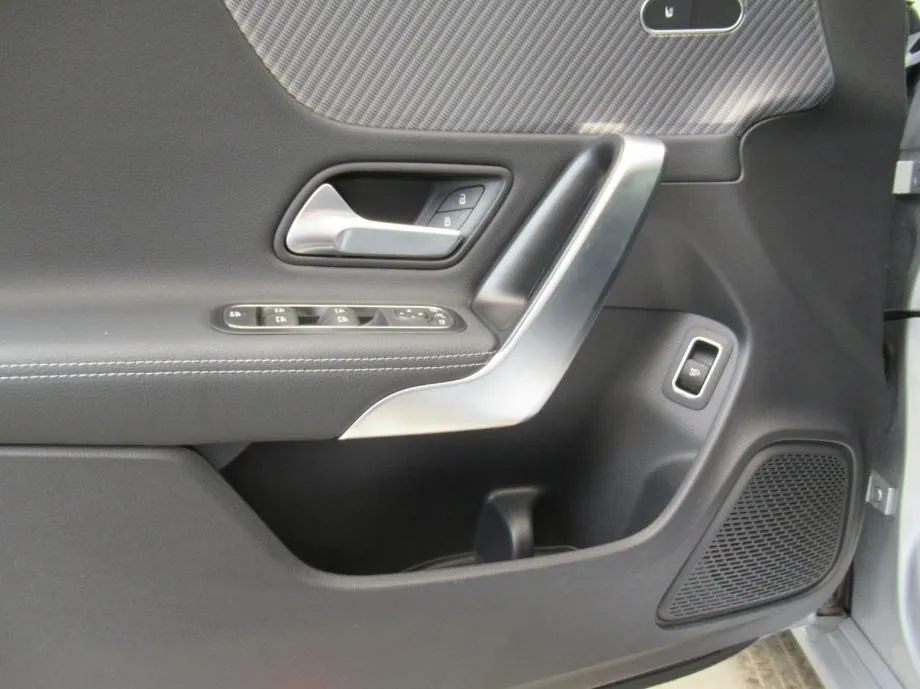mercedes-benz cla 180 progressive - slika 15