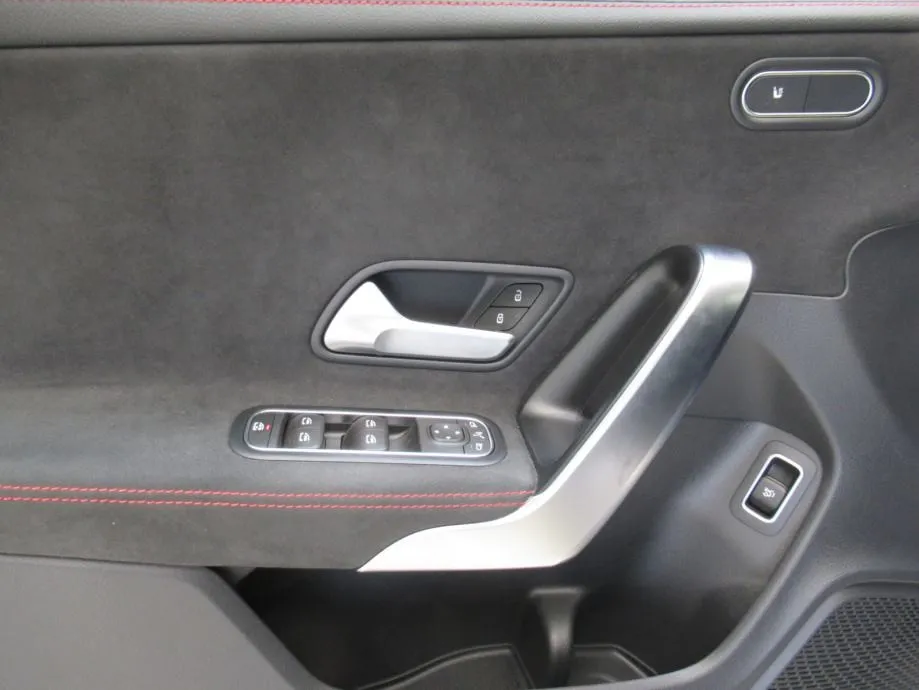 mercedes-benz cla 200 d amg line/panorama/multibeam led/keyless/19" - slika 14