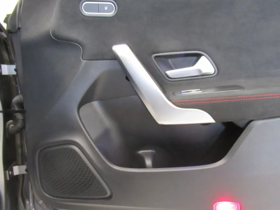 mercedes-benz cla 200 d amg line - slika 17